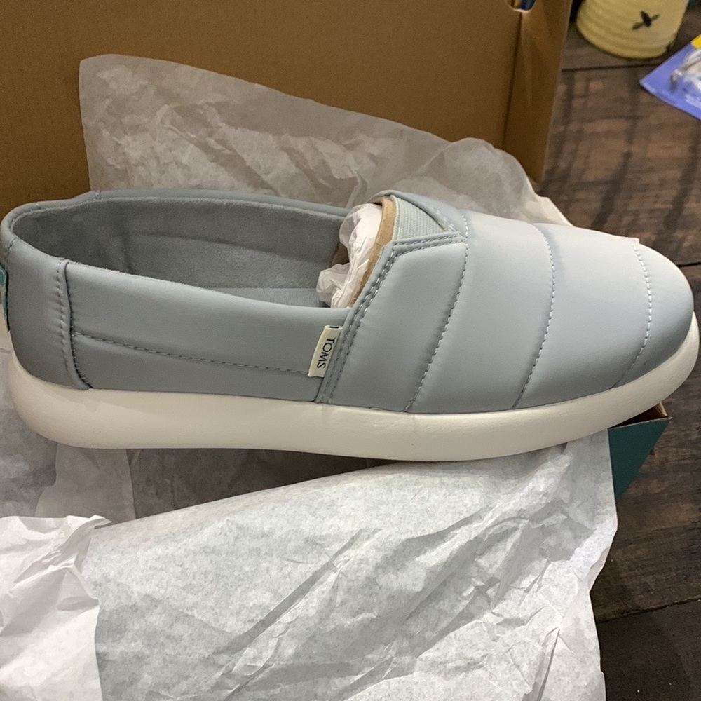 Tom’s Alpargata Mallow-mid grey matte shoe. New in box size 8.